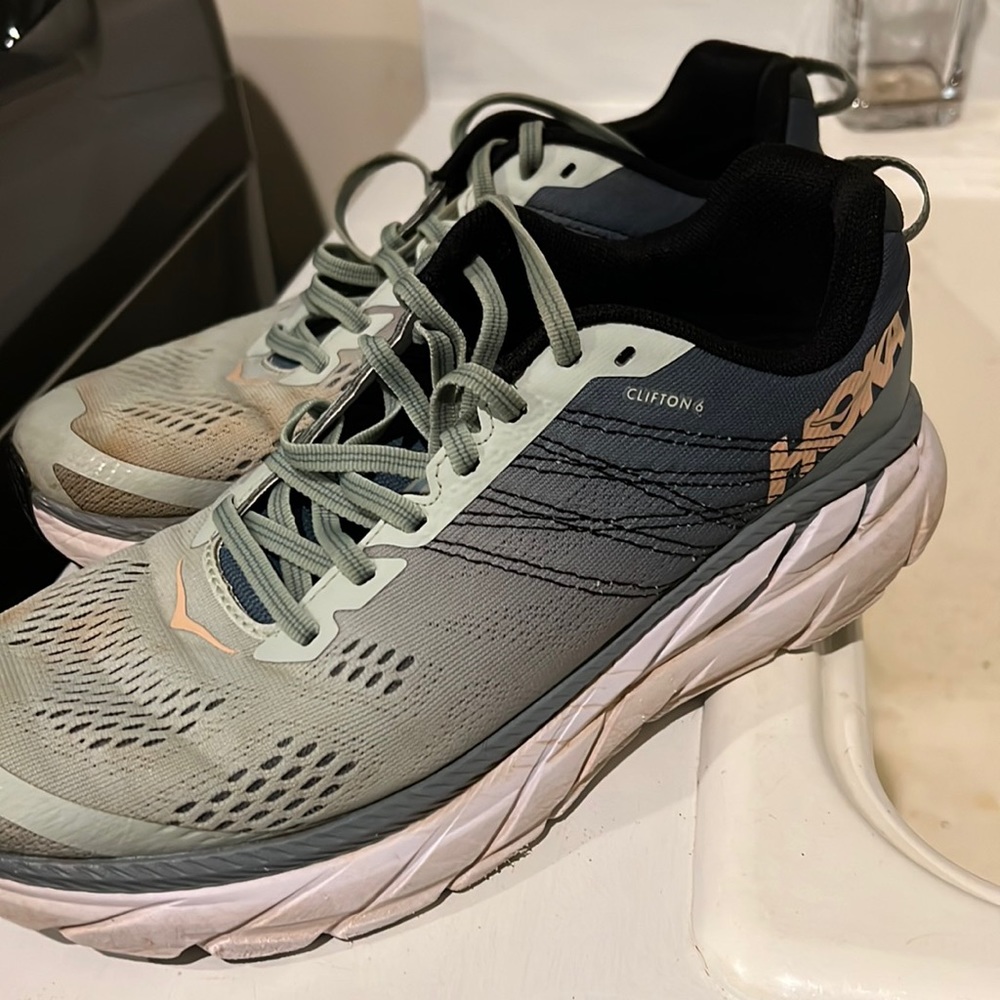 HOKA CLIFTONS 8. Size 8.5